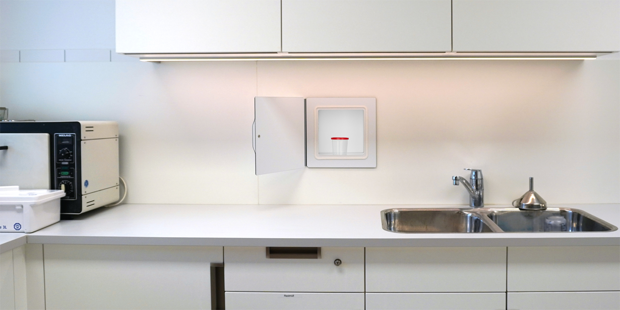 Laborzeile im Praxislabor mit Durchreiche