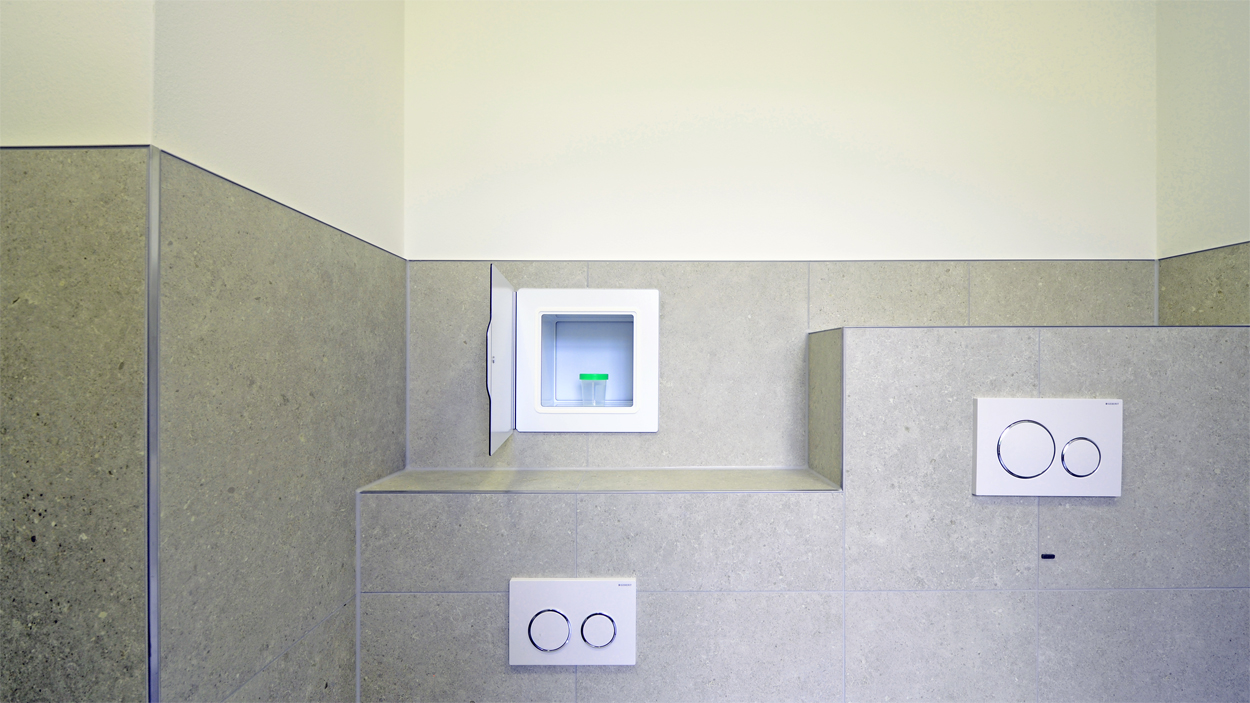 Patienten-WC in der Kinderarztpraxis mit Durchreiche zur Urindiagnostik