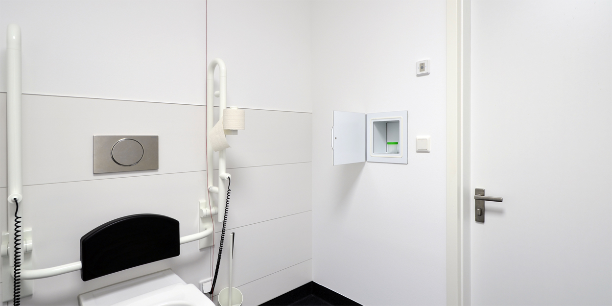 Patienten-WC mit Labordurchreiche barrierefrei